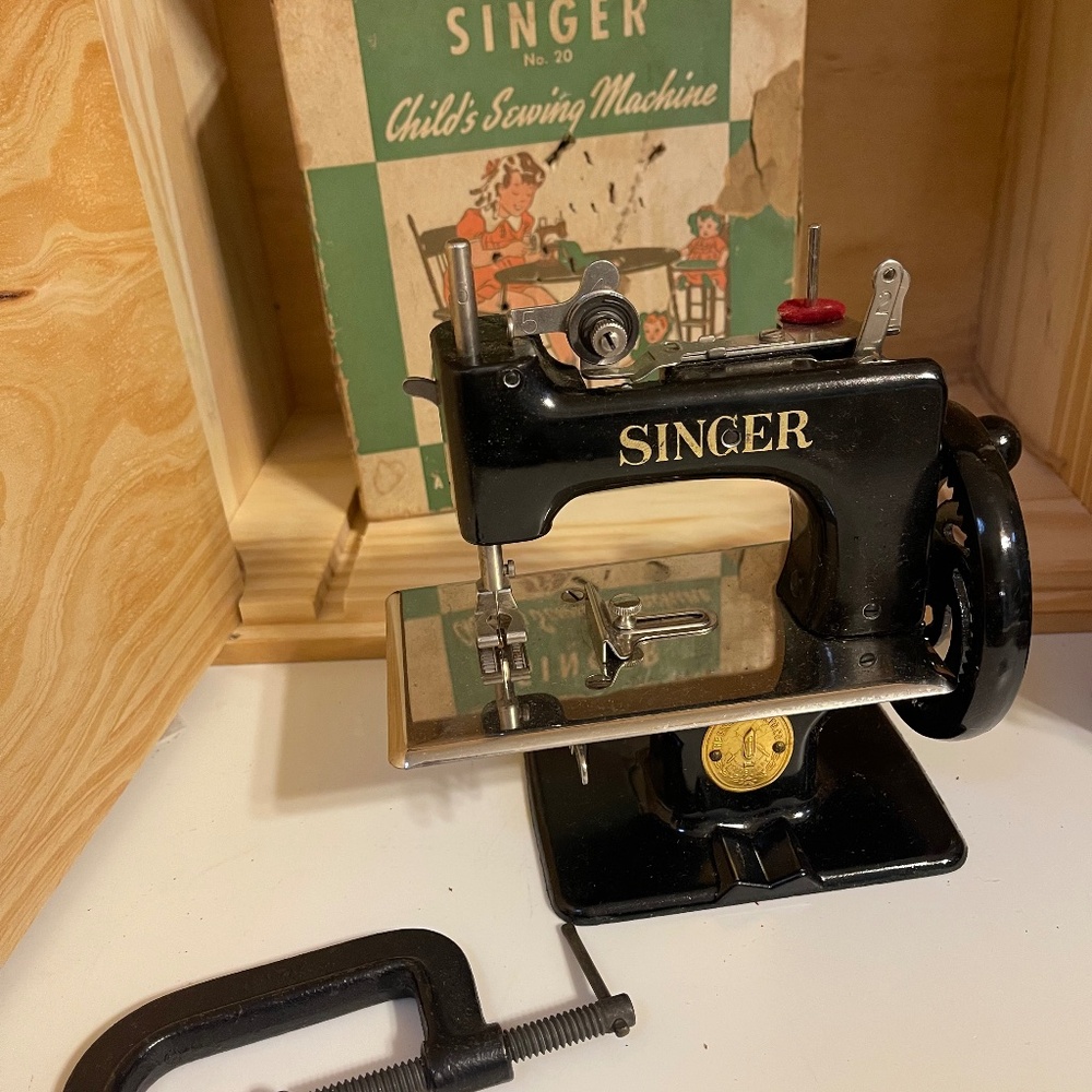 Vintage 1950s Singer Child’s Sewing Machine Model No. 20 w/ Original Box & Clamp